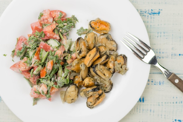 Mexilhões fritos com salada de legumes fresca