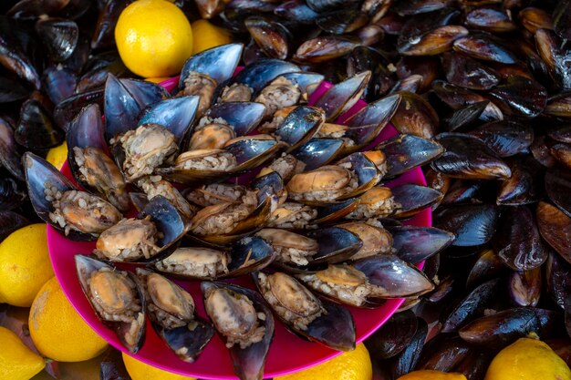 Mexilhões recheados estilo turco, cozinha mediterrânea Midye Dolma