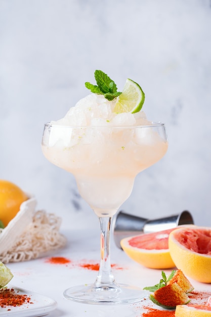 Mezcal congelado ou cocktail mescal Margarita com toranja, água com gás e limão. Bebida popular e refrescante de verão