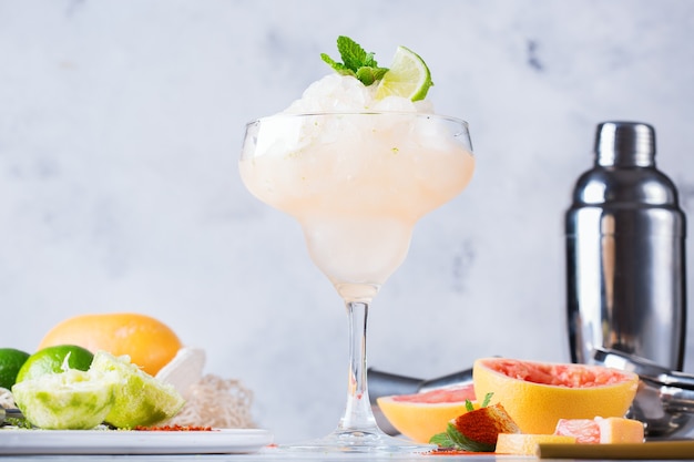 Mezcal congelado ou cocktail mescal Margarita com toranja, água com gás e limão. Bebida popular e refrescante de verão