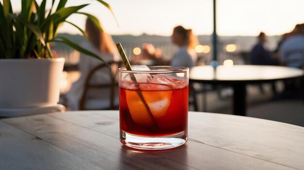 Foto mezcal negroni cóctel aperitivo italiano en la mesa en el área abierta del restaurante