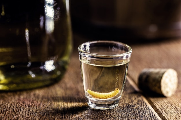 El mezcal (o mezcal) se conoce comúnmente como "tequila mexicano con larva", con larvas del gusano en el fondo de la botella. Bebida con propiedades alucinógenas y afrodisíacas.