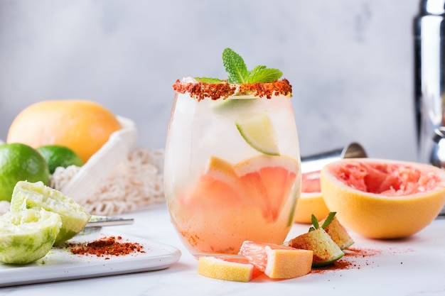 Mezcal- oder Mescal-Paloma-Cocktail mit Grapefruit, Selterswasser und Limettensalzrand im Glas