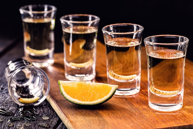 Mezcal, tequila con gusano de agave y limón, bebida tradicional mexicana