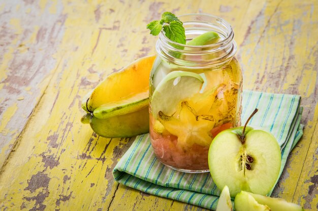 Mezcla de agua infundida de carambola, toronja y manzana