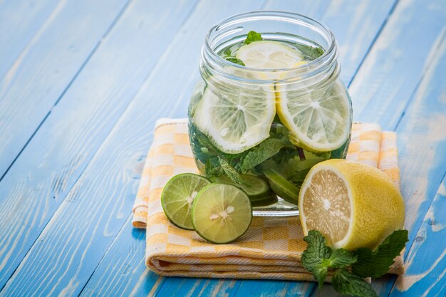 Mezcla de agua infundida de lima, limón y menta