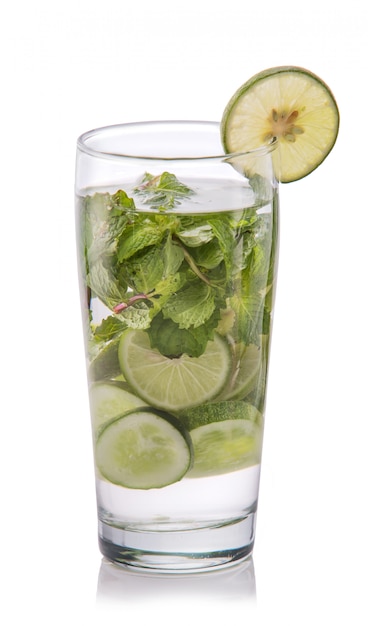 Mezcla de agua infundida de pepino y lima en rodajas