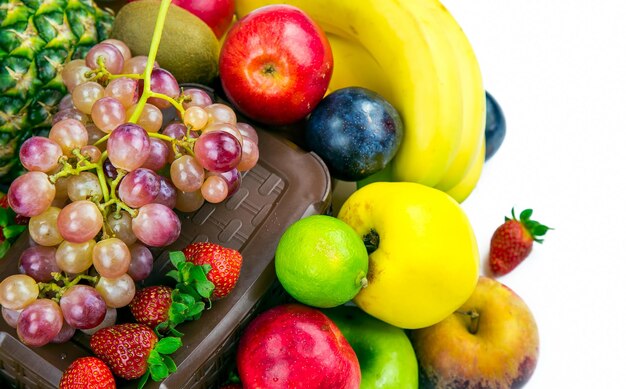 Mezcla de alimentos orgánicos vegetarianos y frutas frescas de colores