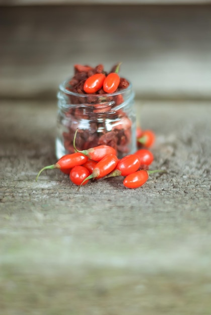 mezcla de bayas de goji frescas y secas