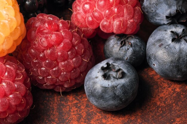 Mezcla de bayas de verano dulce madura fresca para el postre sin azúcar fotografía macro de cerca