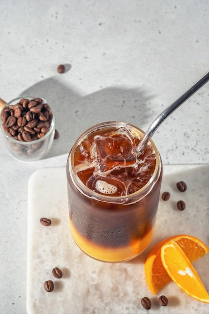 Mezcla de café Bumble con jugo de naranja y café frío con hielo