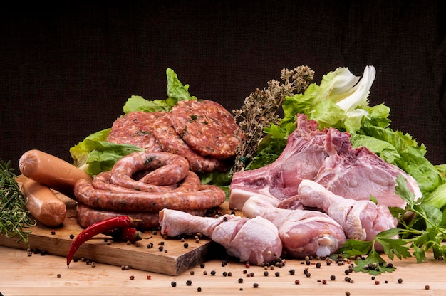 Foto mezcla de carne cruda: bistecs, aves, salchichas, cerdo, picada, picada.