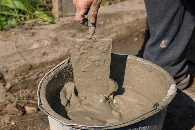 Mezcla de cemento para llenar el camino del jardín, trabajos de construcción de jardines.