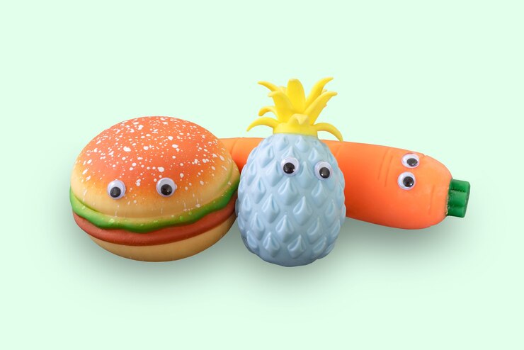 Foto mezcla de colores de frutas y muñecos de hamburguesas sobre un fondo verde pastel