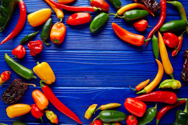 Foto mezcla colorida de chiles picantes mexicanos