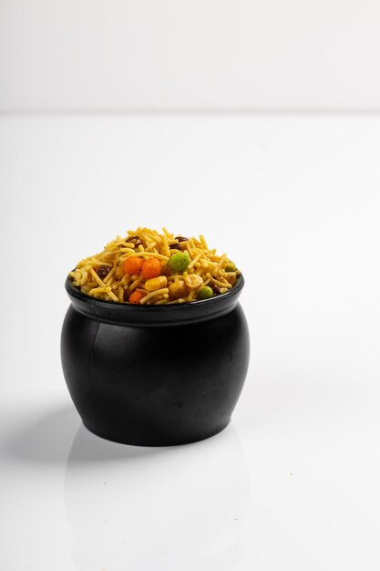 La MEZCLA comúnmente conocida como Chivda o Namkeen es un bocadillo salado popular y delicioso en la India, una mezcla de varios ingredientes crujientes y sabrosos.