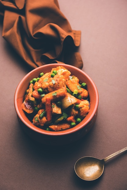 Mezcla de curry de verduras: la receta del plato principal indio contiene zanahorias, coliflor, guisantes y frijoles, maíz tierno, pimiento y paneer o requesón con masala tradicional y curry