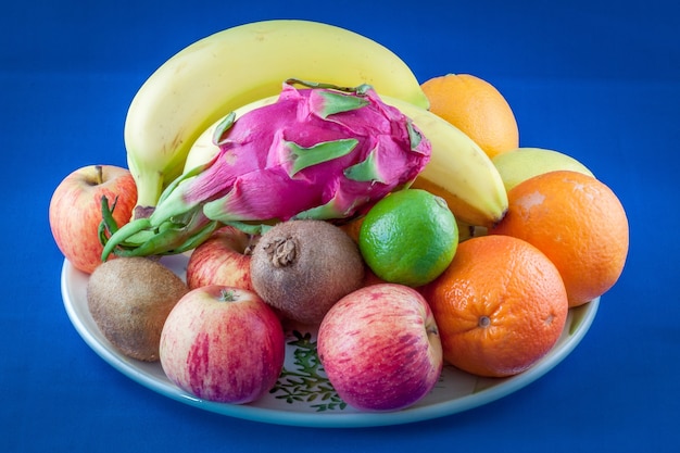 Mezcla de diferentes frutas comestibles listas para comer