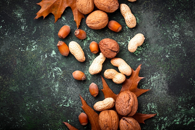 Mezcla de diferentes frutos secos. Nueces, cacahuetes y avellanas.