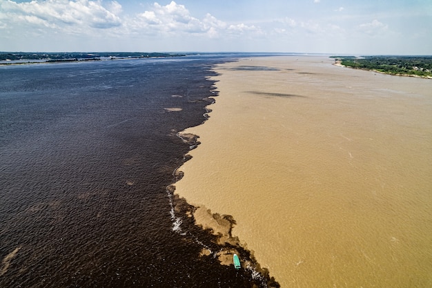 Mezcla de diferentes ríos en manaus amazon foto de alta calidad
