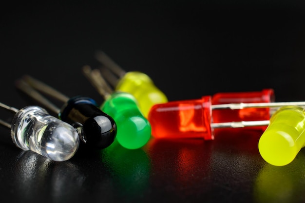 Mezcla de diodos LED de colores sobre fondo negro. foto macra. Imagen de fondo.