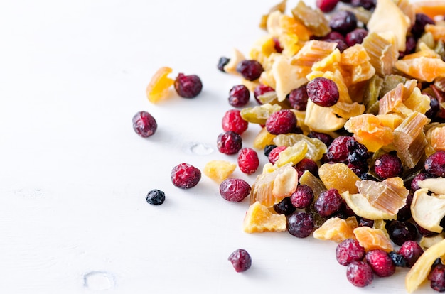 Foto mezcla dulce de frutos secos sobre piedra. arándano, ruibarbo, manzana, mango, cereza, melocotón, albaricoque. alta dosis de vitamina c. colorida.