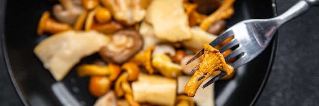 mezcla de ensalada de champiñones aperitivo champiñón blanco boletus champiñón rebozuelos listo para comer