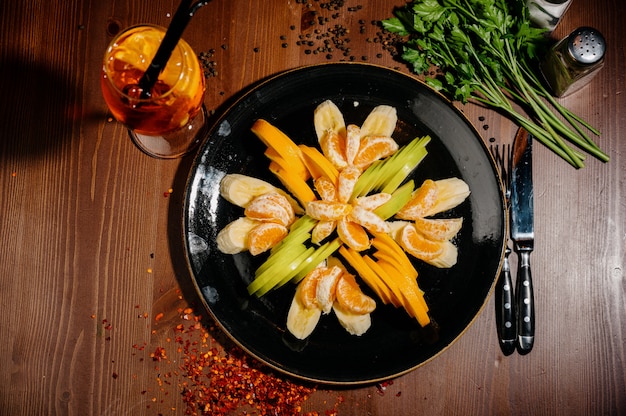 Mezcla de ensalada de frutas, postre de frutas: rodajas de plátano, mandarina, naranja, manzana. Vista superior