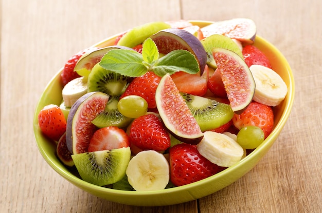 Mezcla de ensalada de frutas saludables en la mesa de la cocina