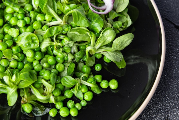 mezcla de ensalada de guisantes verdes frescos deja lechuga comida bocadillo en la mesa espacio de copia fondo de alimentos