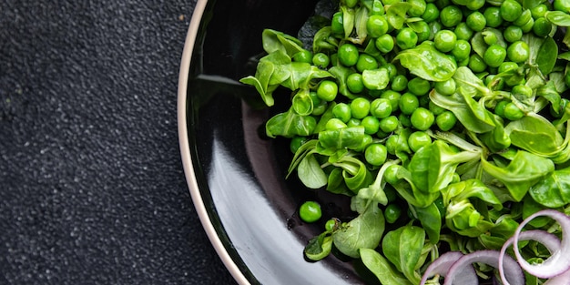 mezcla de ensalada de guisantes verdes hojas lechuga comida saludable bocadillos en la mesa espacio de copia fondo de alimentos