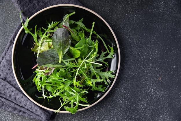 mezcla de ensalada hojas verdes mezcla micro verde, jugoso bocadillo saludable en la mesa espacio de copia comida