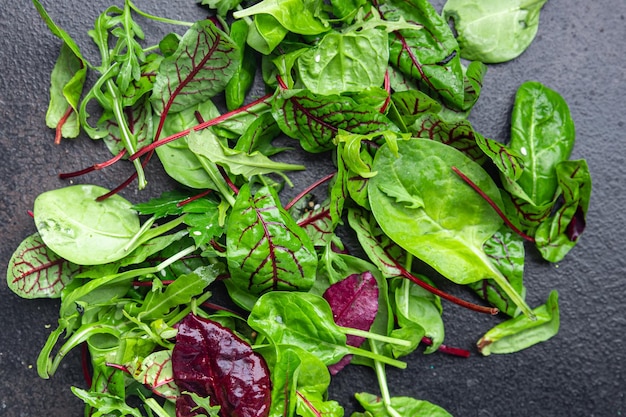 mezcla de ensalada de hojas verdes refrigerio microverde en la mesa comida saludable vista superior espacio de copia comida