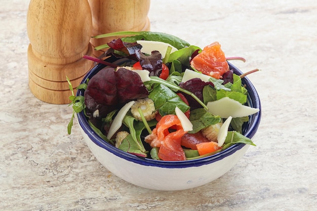 Mezcla la ensalada con salmón, maíz y tomate cereza.