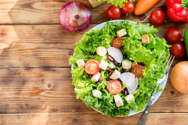 Mezcla Ensalada y Saludable. Verduras orgánicas frescas para cocinar alimentos dietéticos.