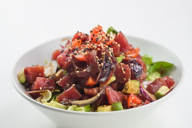 Mezcla la ensalada de sashimi con salmón, tomate, aguacate y atún.
