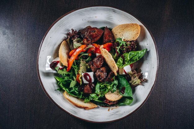 Mezcla de ensalada tibia con hígado de pollo y crutones Comida de restaurante