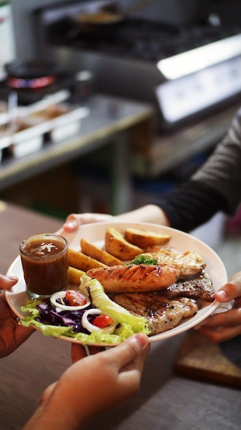 Foto mezcla el filete a la parrilla y la salchicha de patatas