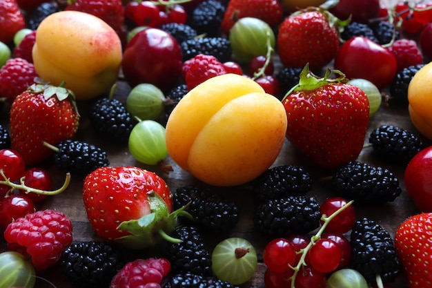 Mezcla de fresas albaricoques cerezas frambuesas grosellas moras y grosellas