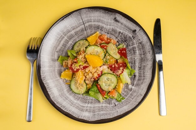 Foto mezcla fresca de ensaladas con verduras en un plato vista superior espacio para texto