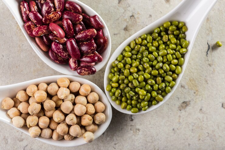 Foto mezcla de frijoles en la mesa de madera