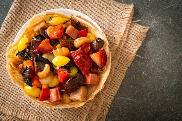 Mezcla de frutas y nueces chinas salteadas - estilo de comida asiática