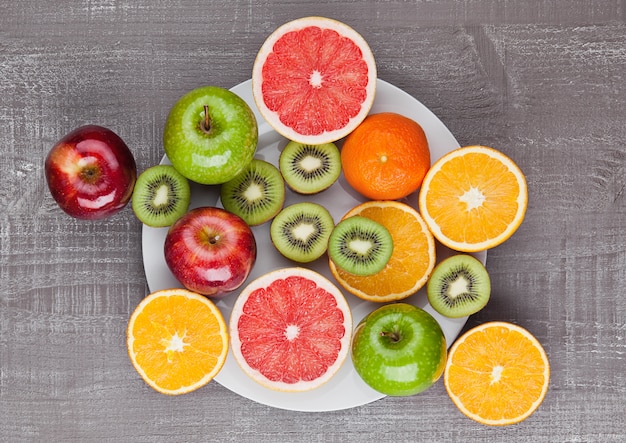 Mezcla de frutas en plato blanco