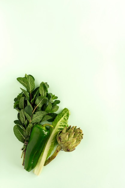 Mezcla de frutas y verduras en color verde.