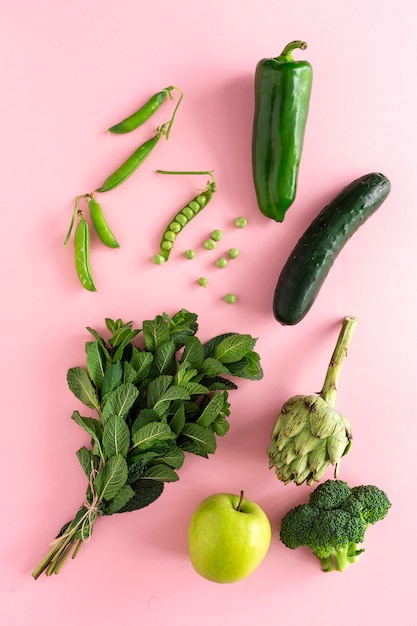 Mezcla de frutas y verduras en color verde.