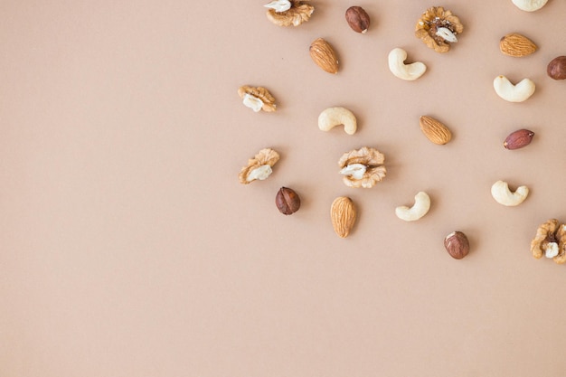 Mezcla de frutos secos para una dieta saludable anacardo maní avellanas nueces almendras sobre fondo marrón