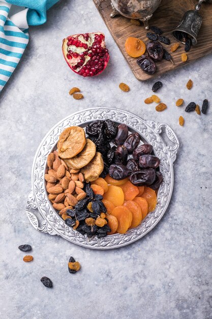 Mezcla de frutos secos y frutos secos en un recipiente de madera