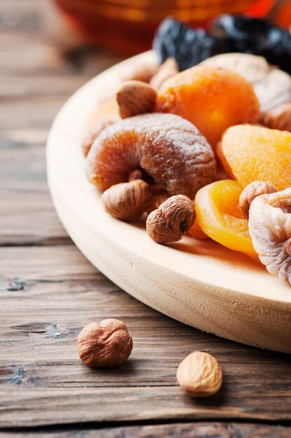 Mezcla de frutos secos y nueces en la mesa de madera