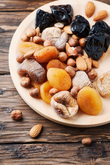 Mezcla de frutos secos y nueces en la mesa de madera