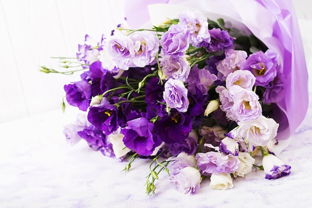 Mezcla hermosa del ramo de las flores de eustoma blanco, púrpura y violeta.